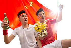 兴奋的球迷欢呼庆祝获胜