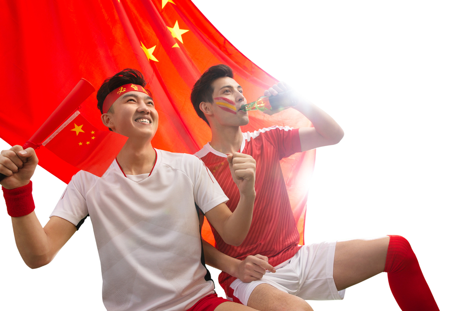 兴奋的球迷欢呼庆祝获胜