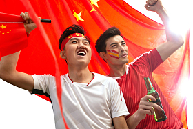 兴奋的球迷欢呼庆祝获胜照片