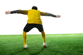 守门员张开手臂站着球场上图片