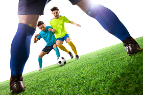 足球运动员在球场上踢球图片