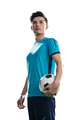 拿着足球的运动员肖像