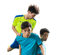 足球运动员在球场上踢球图片