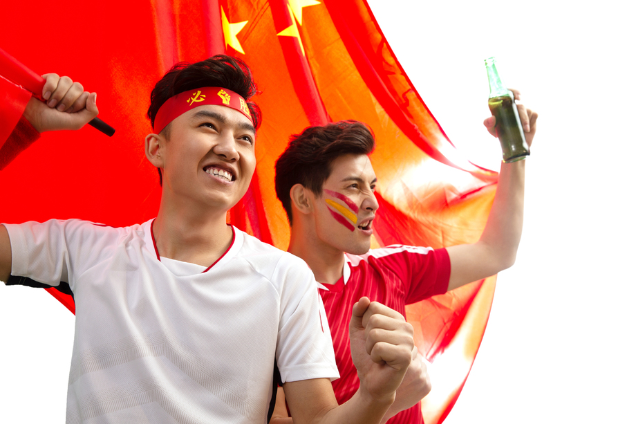 兴奋的球迷欢呼庆祝获胜照片