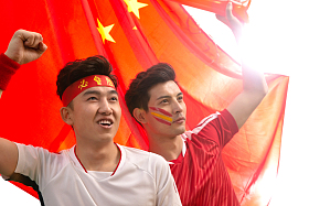 兴奋的球迷欢呼庆祝获胜图片