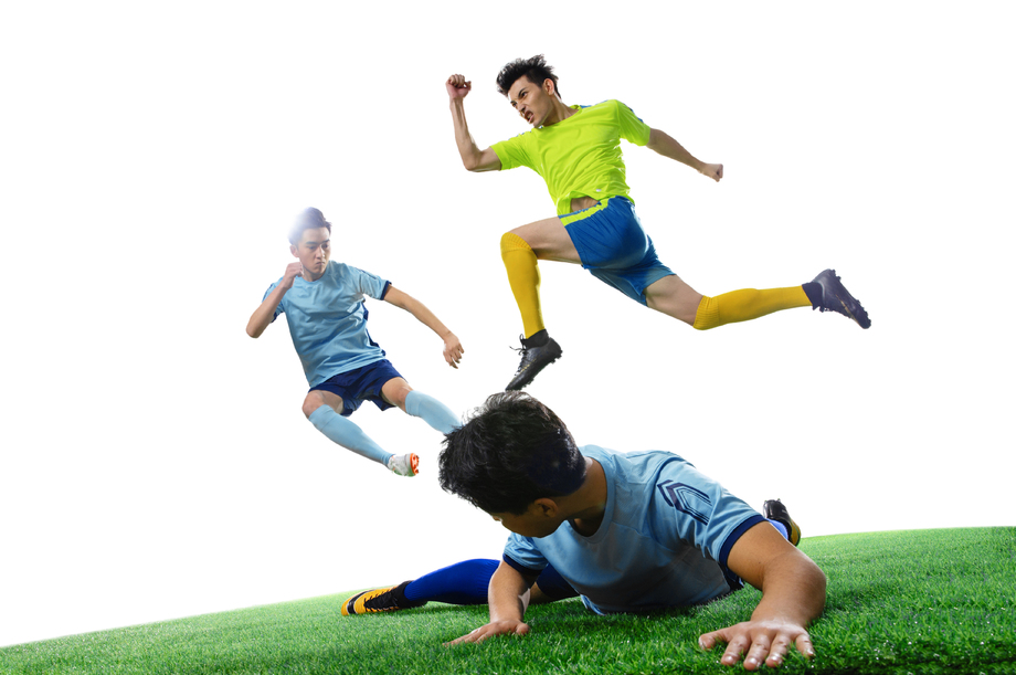 足球运动员在球场上踢球照片 足球运动员在球场上踢球照片