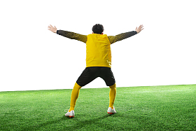 守门员张开手臂站着球场上图片