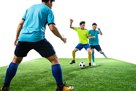 足球运动员在球场上踢球图片