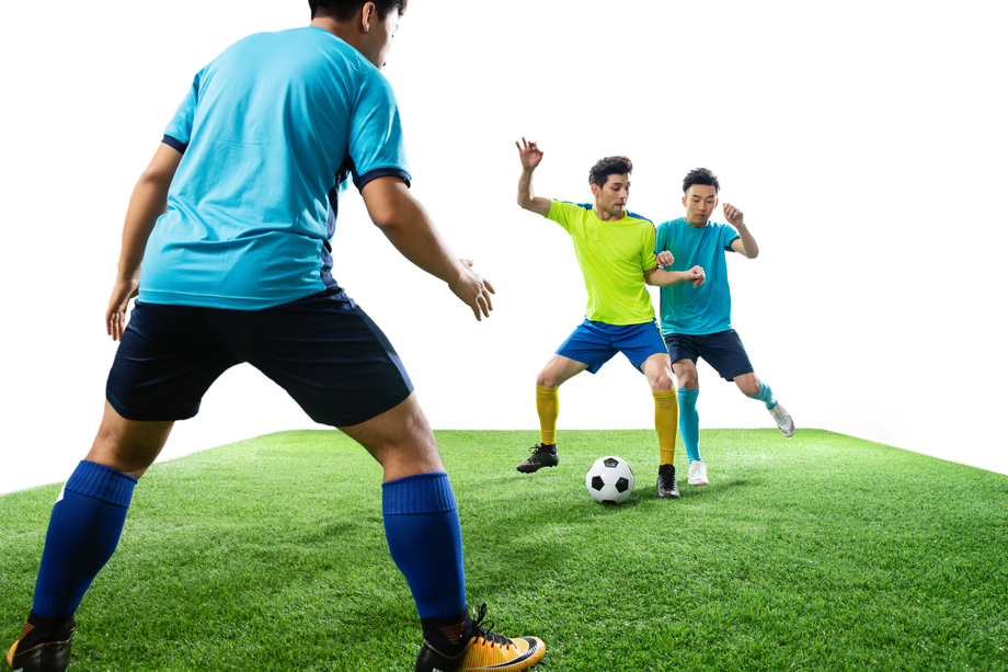 足球运动员在球场上踢球图片 足球运动员在球场上踢球图片