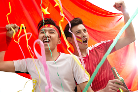 兴奋的球迷欢呼庆祝获胜图片