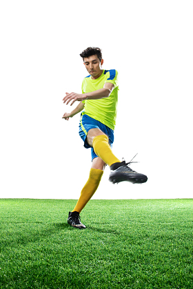 一名男足球运动员踢球图片