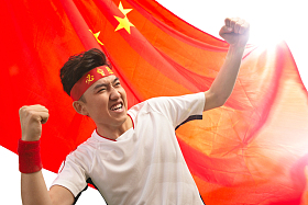 兴奋的球迷庆祝获胜照片