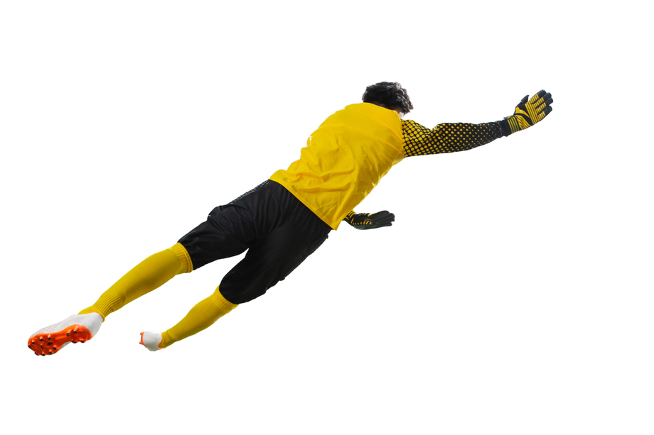 球场上扑球的守门员