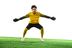 守门员站在足球场上图片