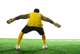 守门员张开手臂站着球场上图片