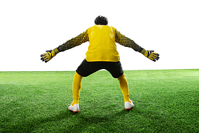 守门员张开手臂站着球场上图片