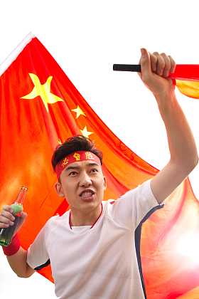 兴奋的球迷庆祝获胜