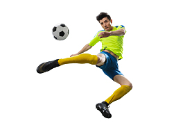 一名男足球运动员踢球照片