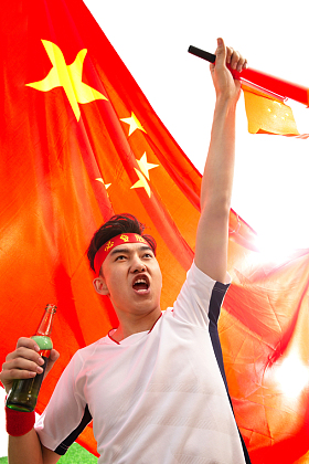 兴奋的球迷庆祝获胜