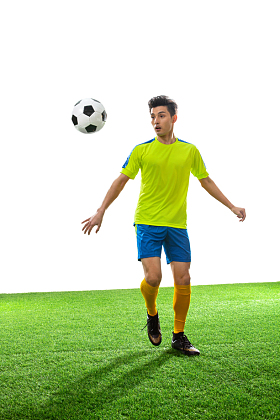 一名男足球运动员踢球图片