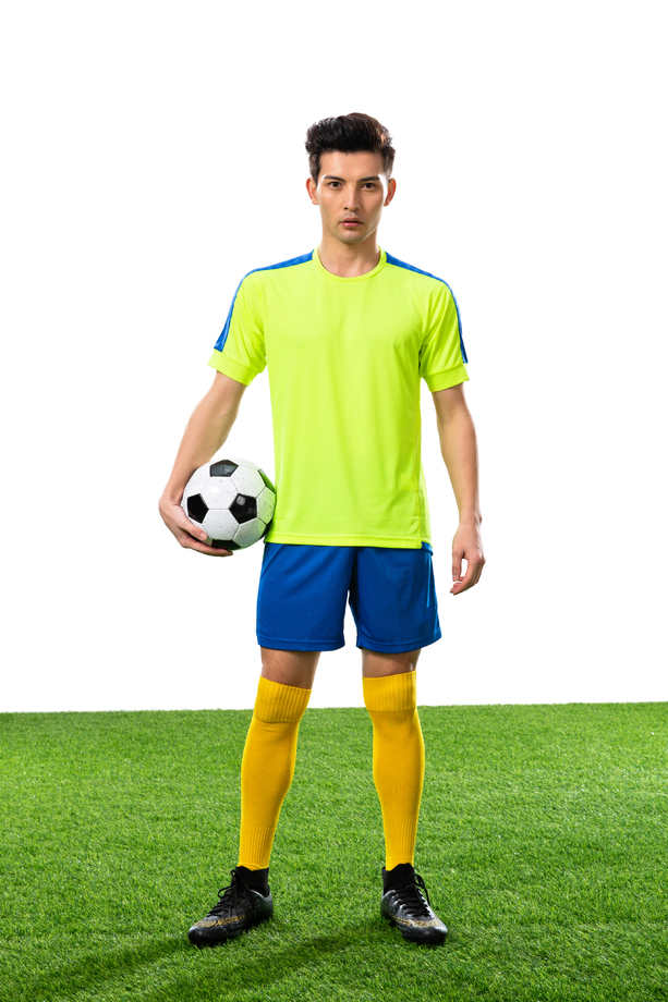 一名男足球运动员在球场上 一名男足球运动员在球场上