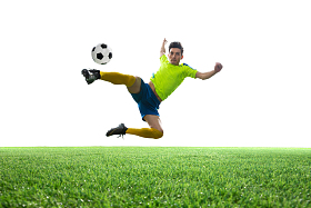 一名男足球运动员踢球图片