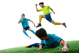 足球运动员在球场上踢球照片