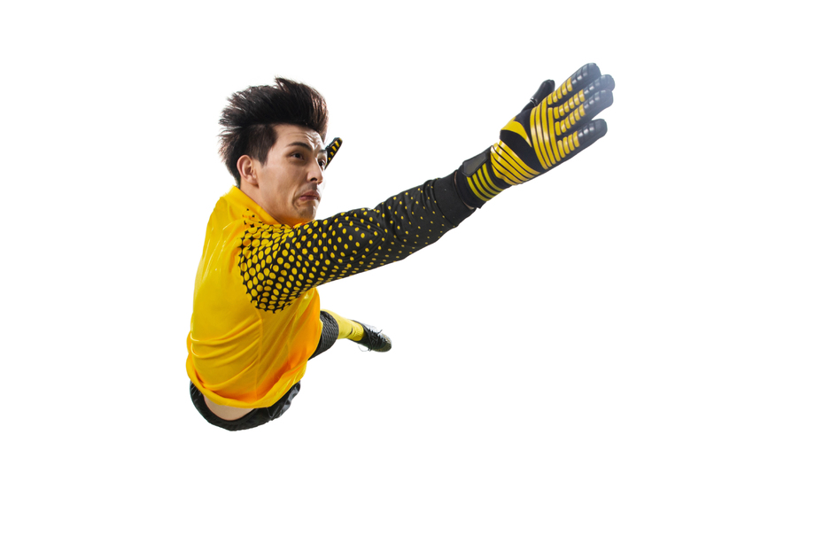 球场上扑球的守门员图片