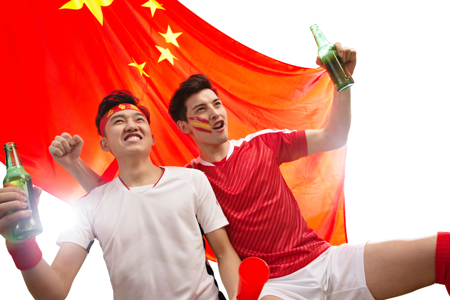 兴奋的球迷欢呼庆祝获胜图片