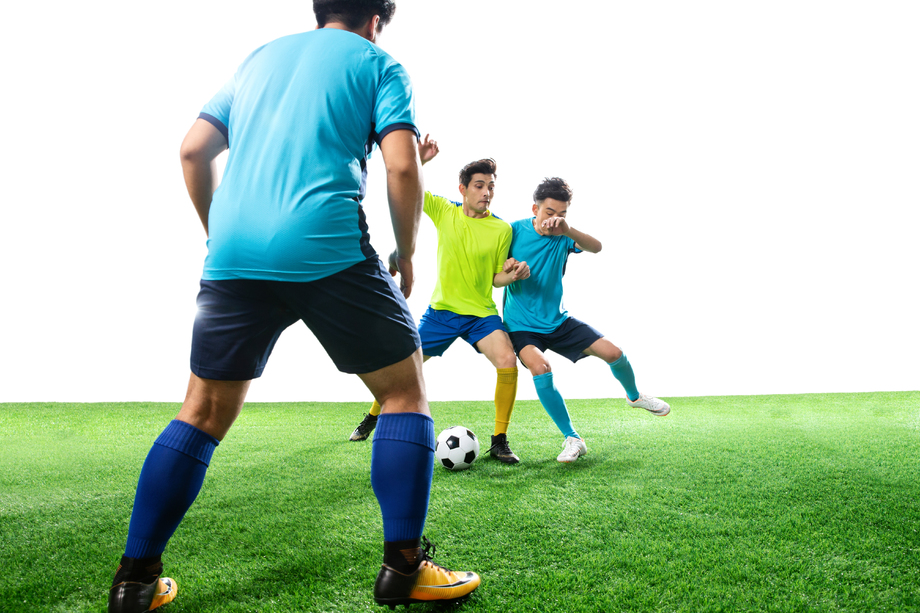 足球运动员在球场上踢球 足球运动员在球场上踢球