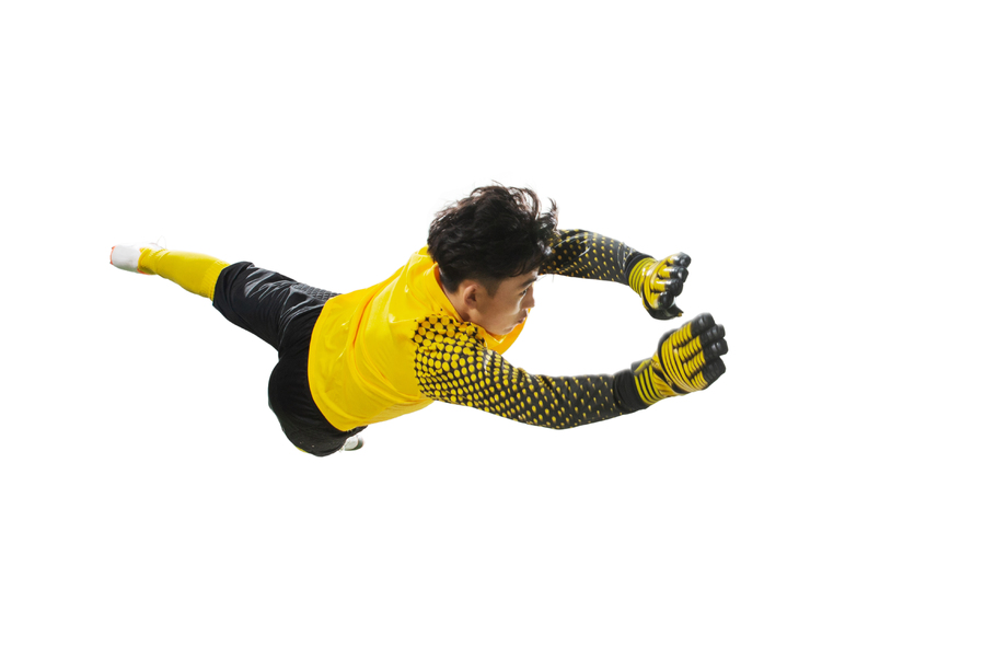 球场上扑球的守门员图片