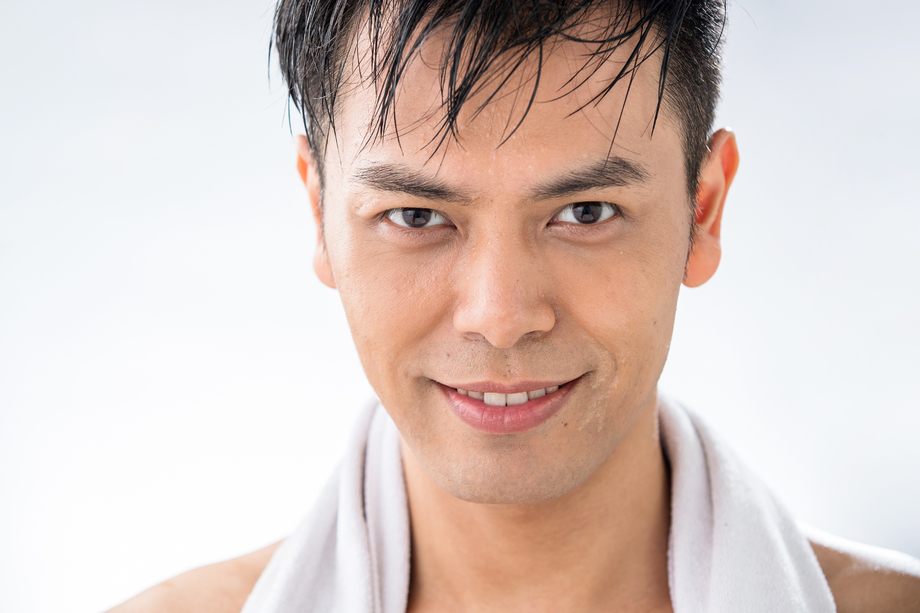 脖子上挂着毛巾的中年男人图片 脖子上挂着毛巾的中年男人图片