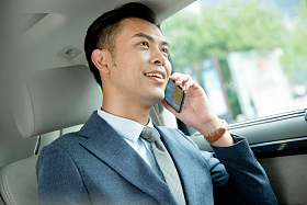 商务男士坐在汽车里打电话图片