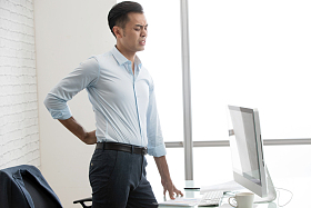 办公室内腰疼的商务男士