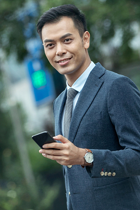 户外商务男士使用手机