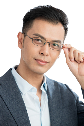 扶着眼镜的商务男士肖像照片
