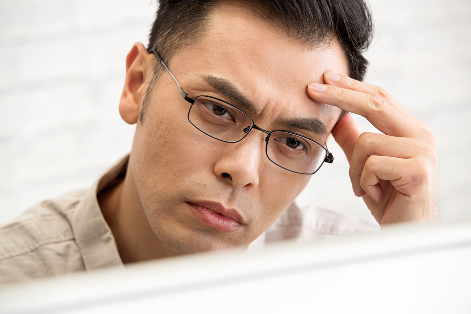 遇到困难思考的商务男人脸部特写 遇到困难思考的商务男人脸部特写