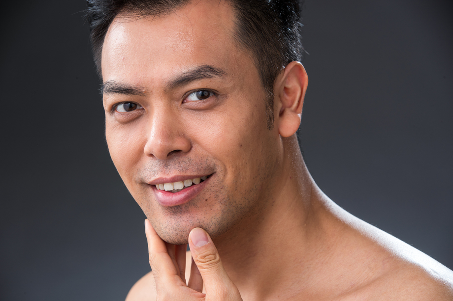 用手指触摸下巴的中年男人图片 用手指触摸下巴的中年男人图片