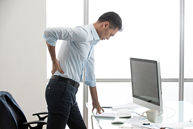 办公室内腰疼的商务男士图片