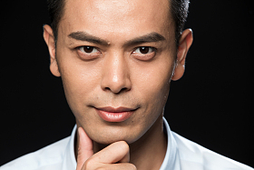 手托下巴的商务男子肖像