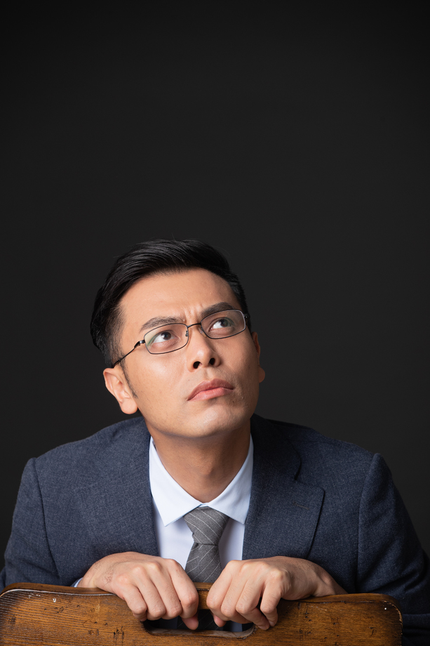 趴在椅背上思考的商务男子图片 趴在椅背上思考的商务男子图片