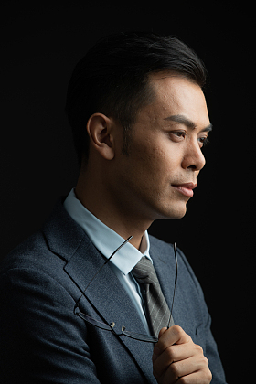拿着眼镜思考的商务男士