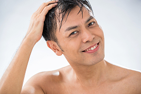 用手触摸头发的中年男人