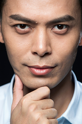 手托下巴的商务男子肖像图片