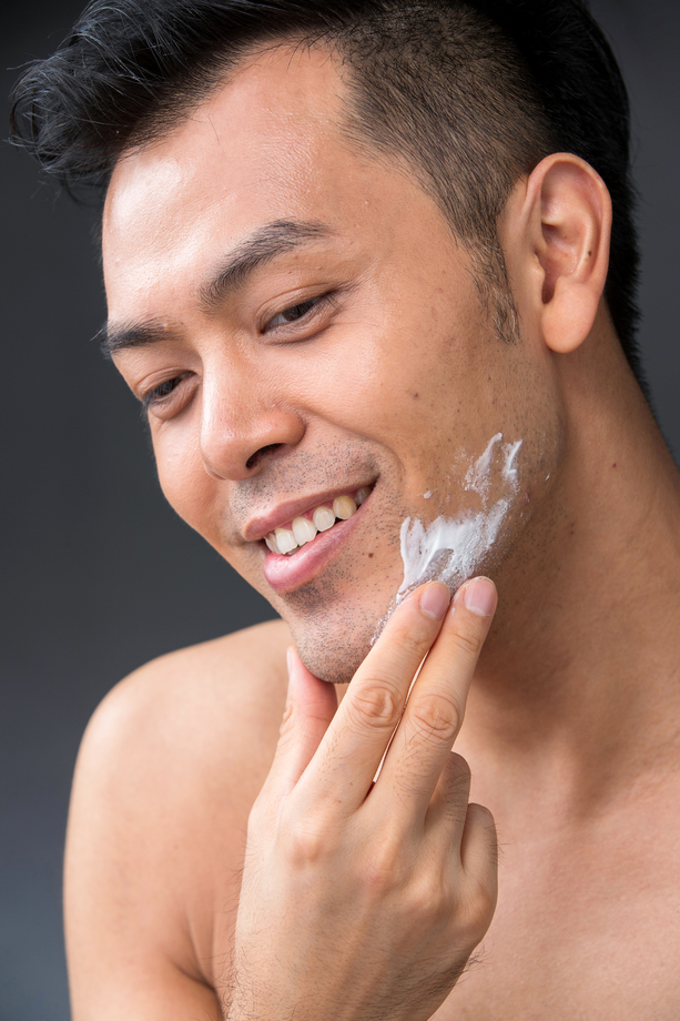 中年男人涂抹剃须膏图片