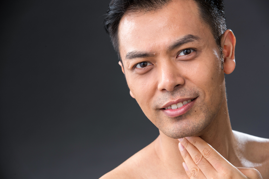 用手指触摸下巴的中年男人图片 用手指触摸下巴的中年男人图片