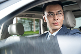 坐在汽车里的商务男士