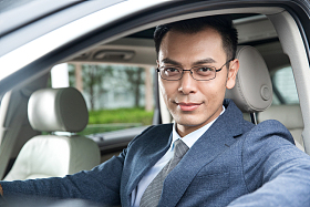 坐在汽车里的商务男士照片