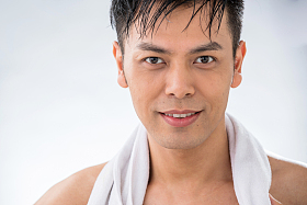 脖子上挂着毛巾的中年男人图片