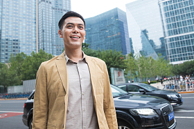 商务男子站在商业区路边图片